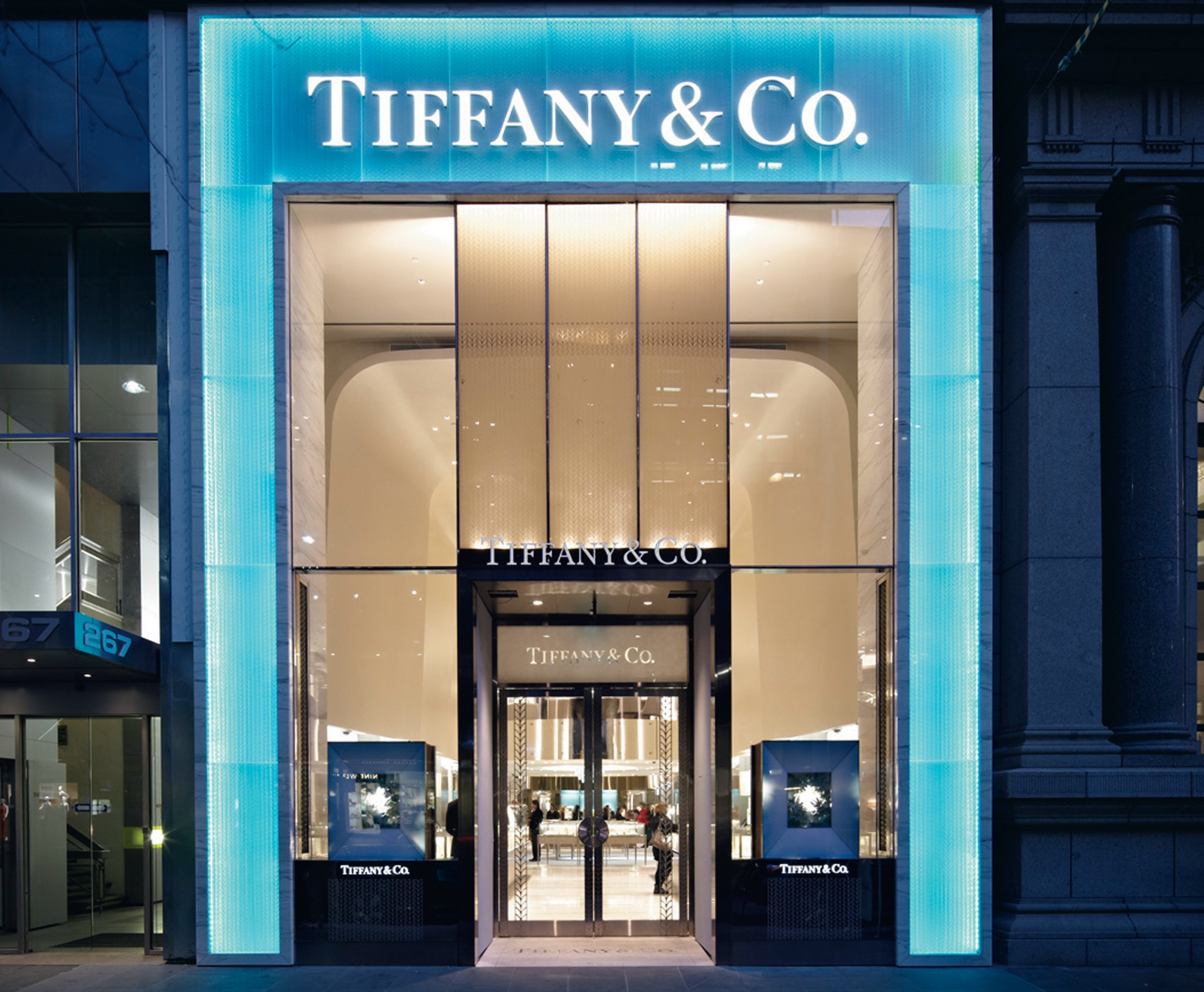 Tiffany Earnings Fall Short, Outlook Dim