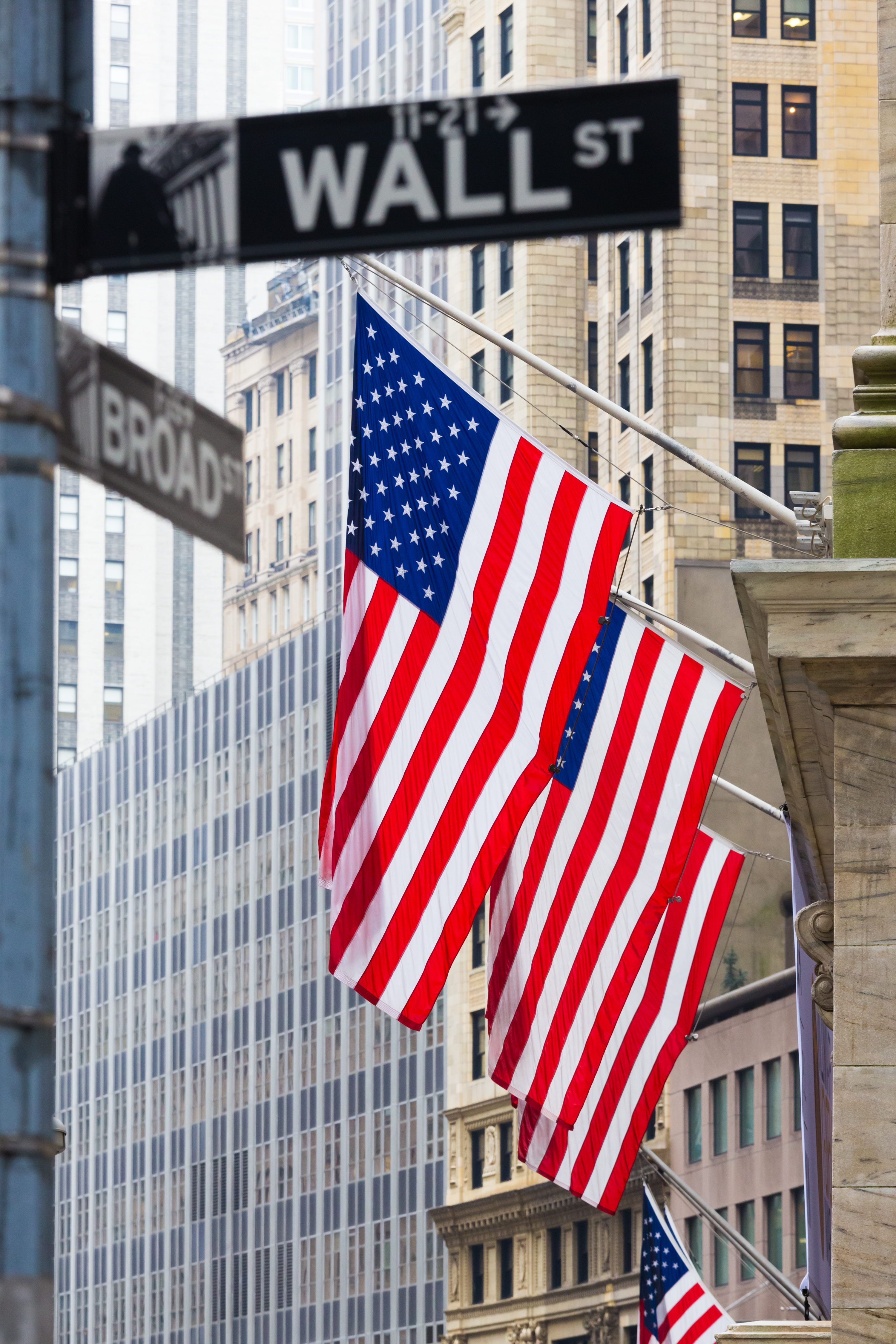 Here Are Friday’s Top Wall Street Analyst Research Calls: Amazon.com, Caterpillar, Estee Lauder,  JPMorgan, Norfolk Southern, Roku, Snap, Vistra, and More
