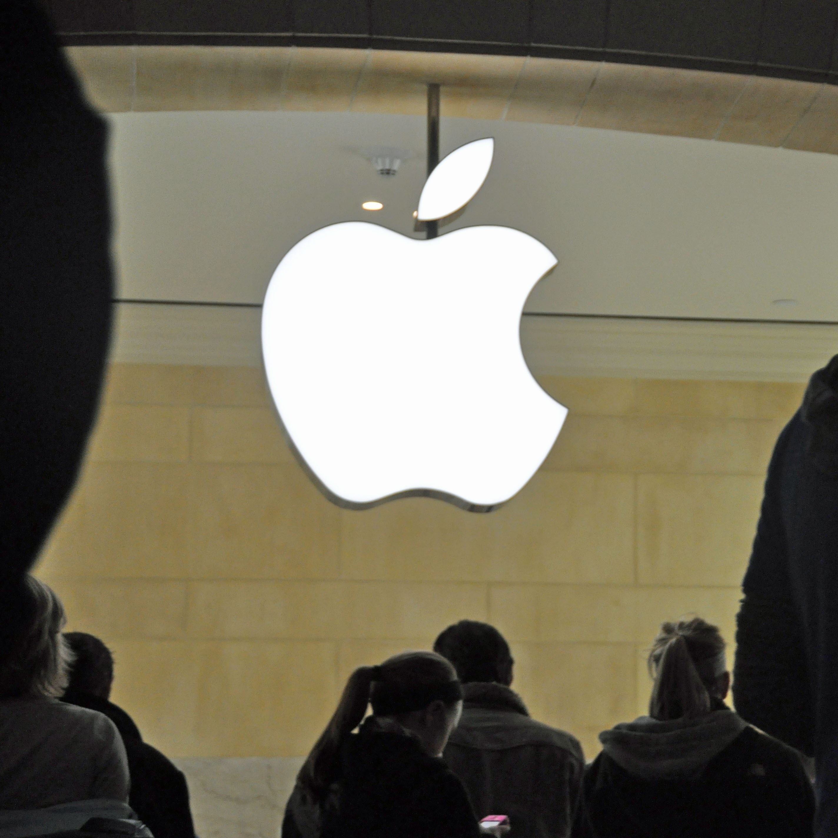 Apple’s Market Cap Soars Toward $700 Billion