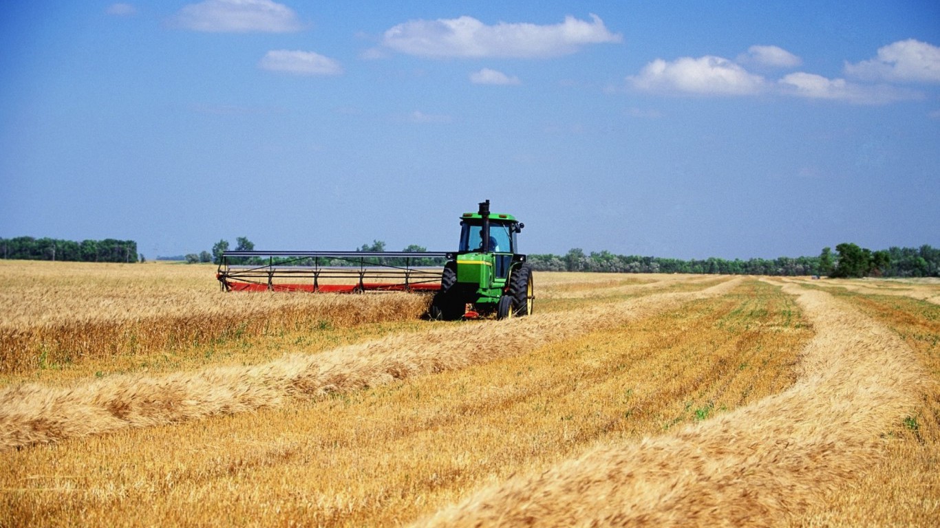 North Dakota (farm, tractor)