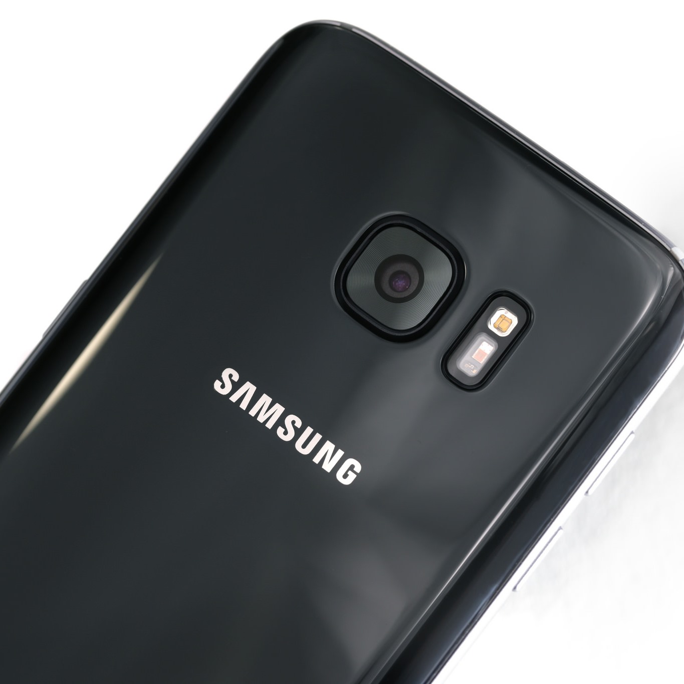 Apple Investors Shrug Off Samsung Galaxy S7 Launch