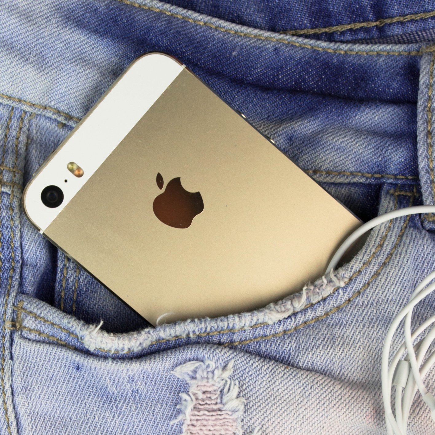 Apple, Shares Up 30% This Year, Still Seen As Bargain