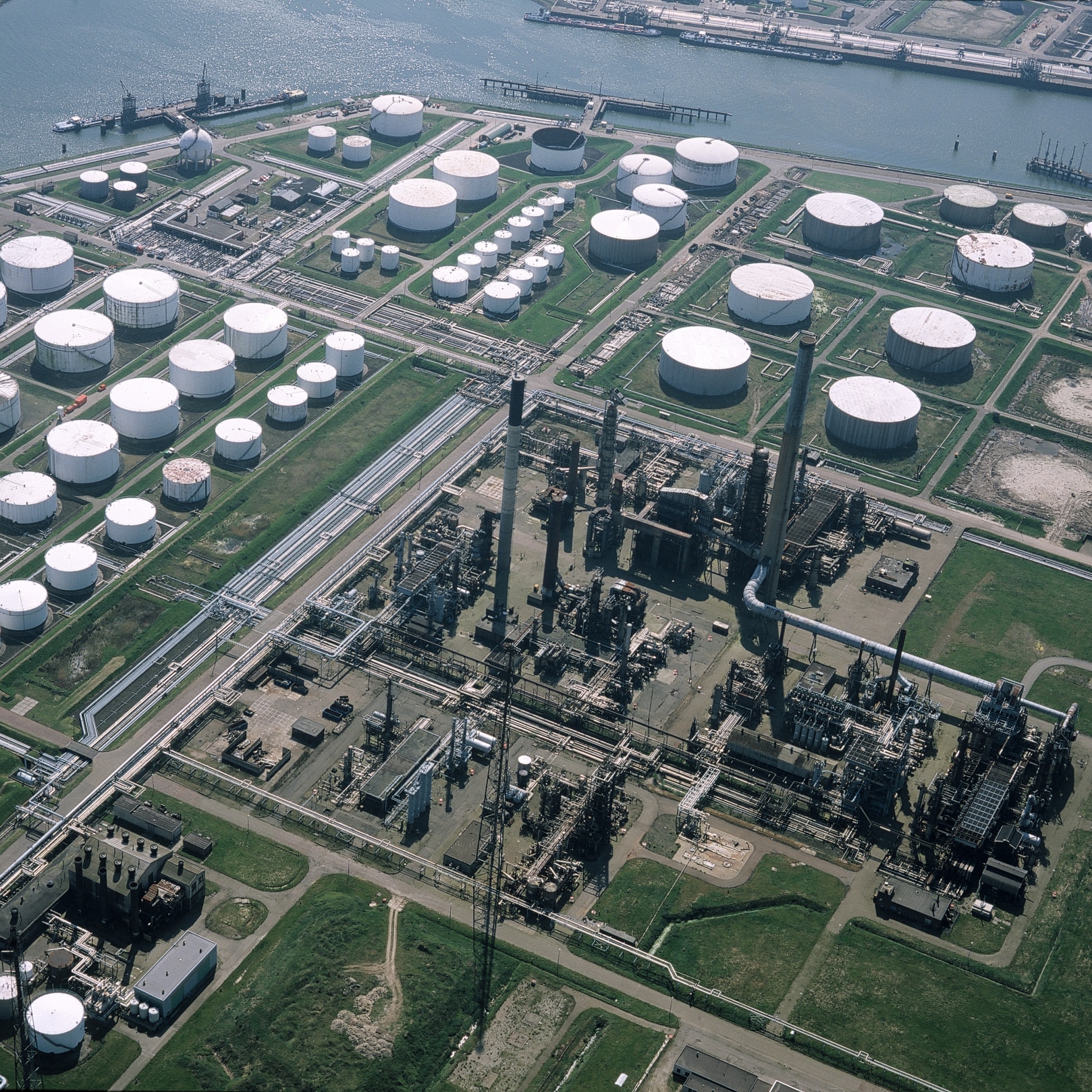 Pump Prices Remain Low as Refineries Soak Up US Crude Oil Inventories