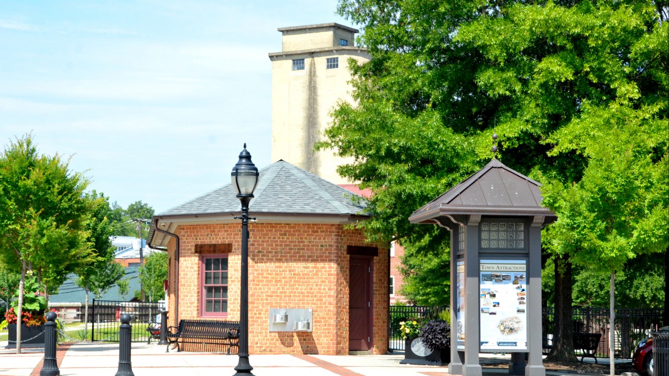 Trailhead and bathrooms-parkin... by Virginia State Parks