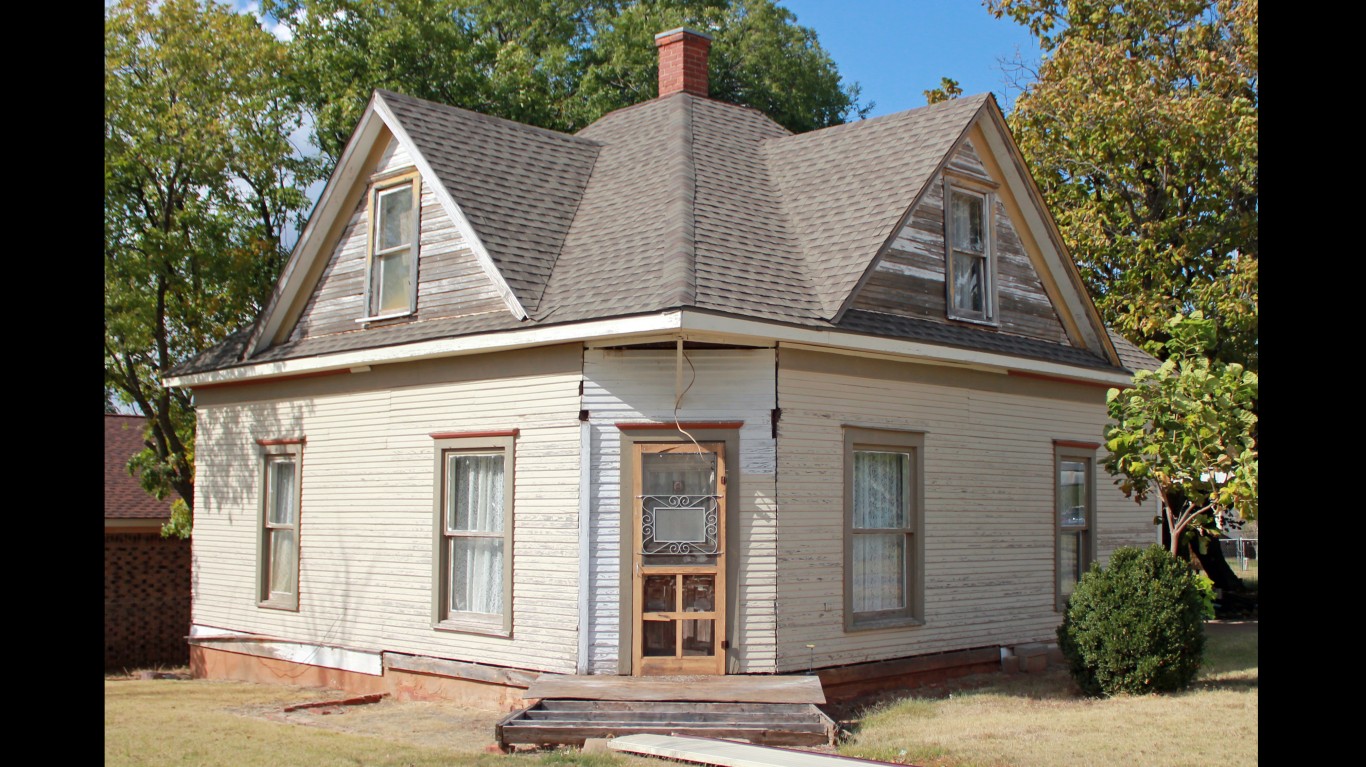 Crawford House (Clinton, Oklah... by Jeffrey Beall