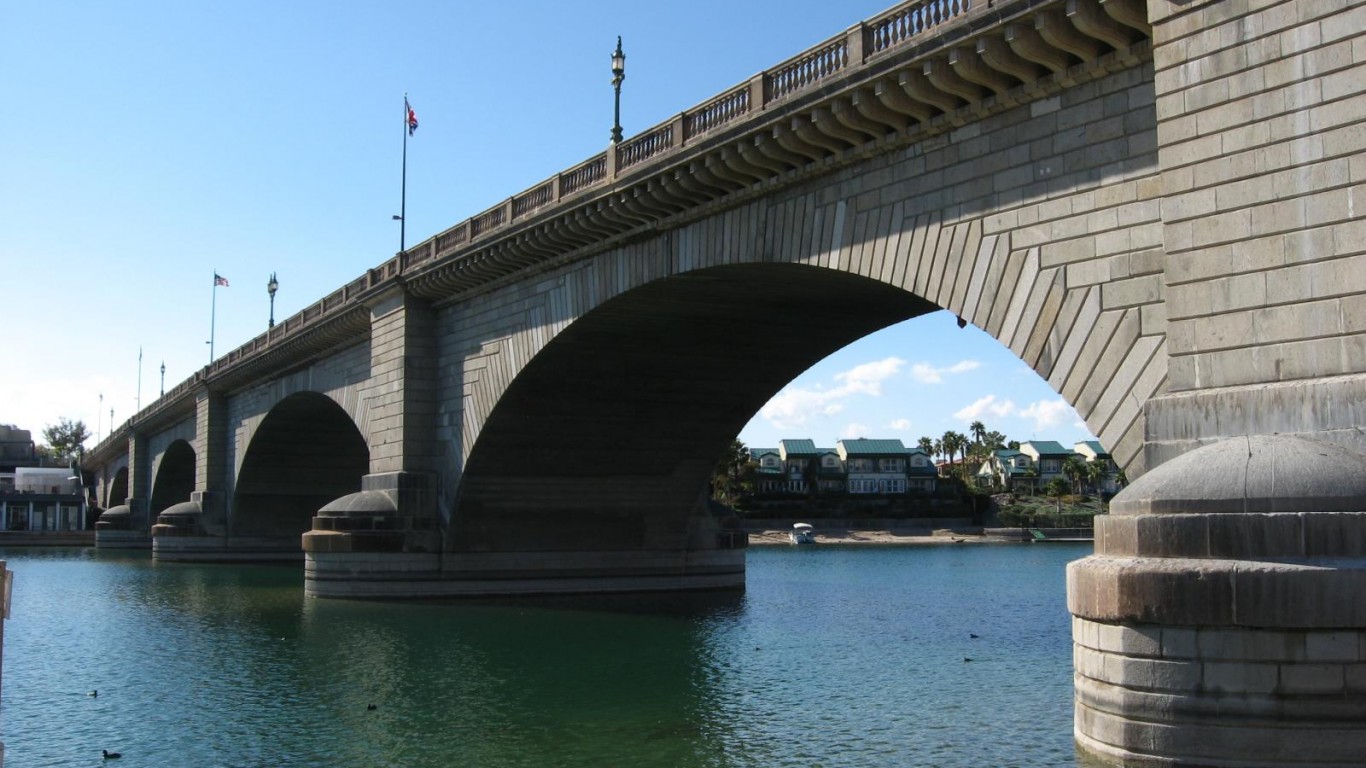 London Bridge, Lake Havasu Cit... by Ken Lund