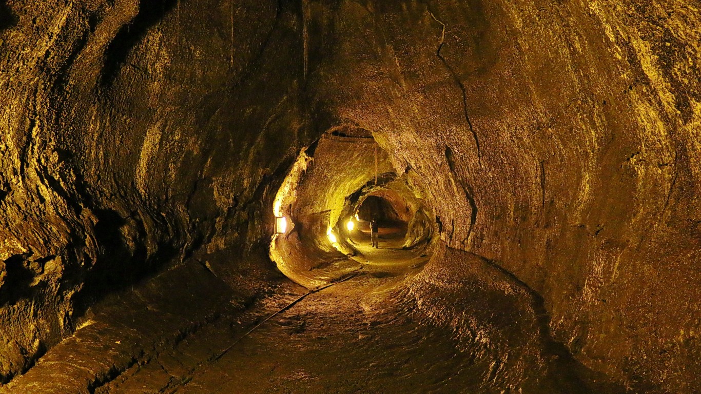 Thurston Lava Tube. Hawaii Vol... by Robert Linsdell