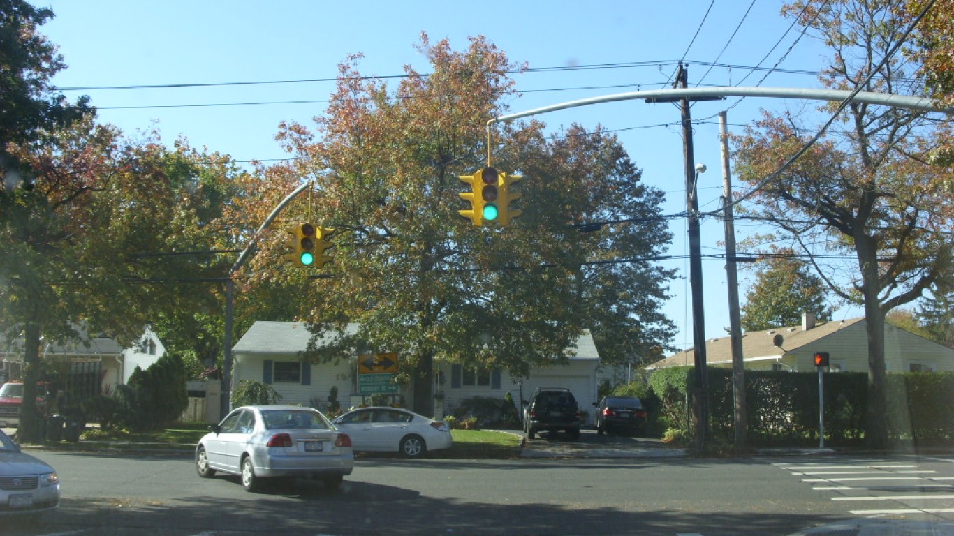 Sunnyside Boulevard - Plainvie... by Doug Kerr