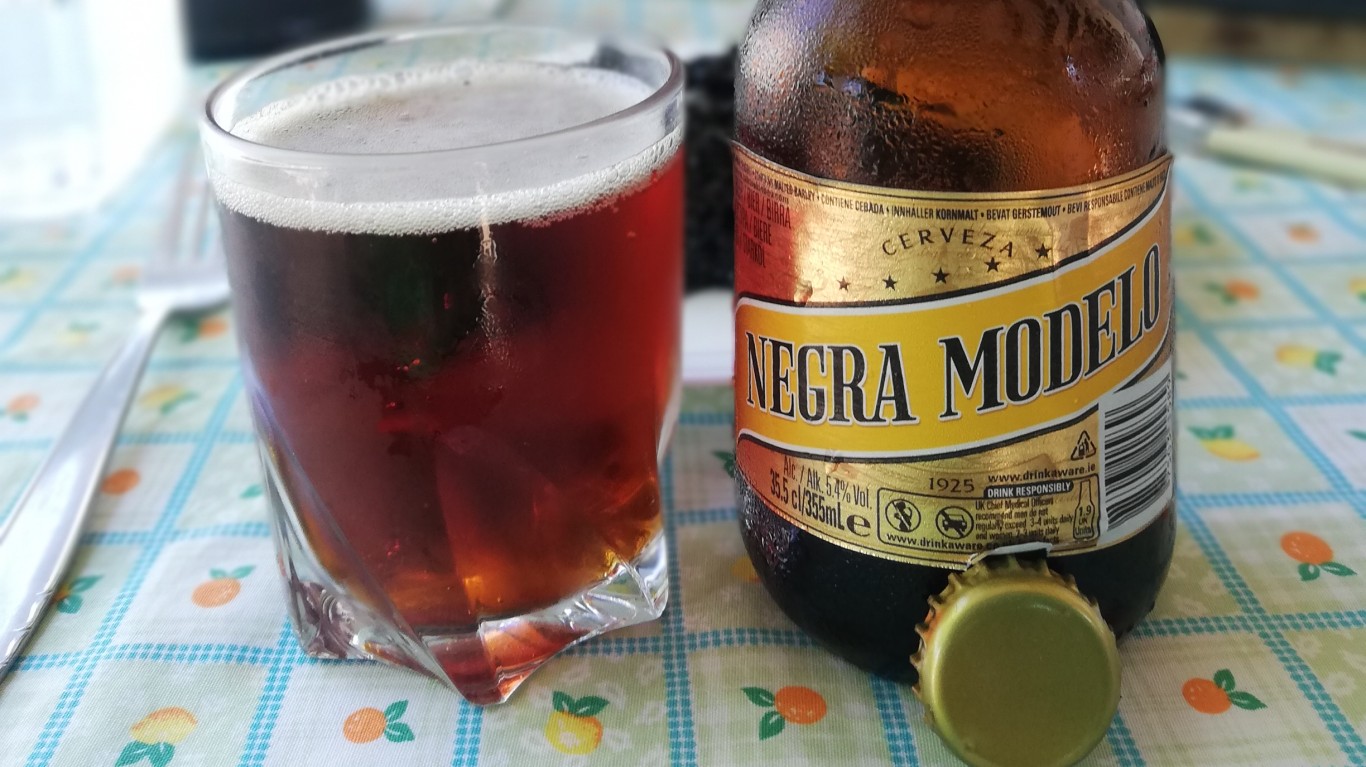 Negra Modelo by Josep Trepat Font