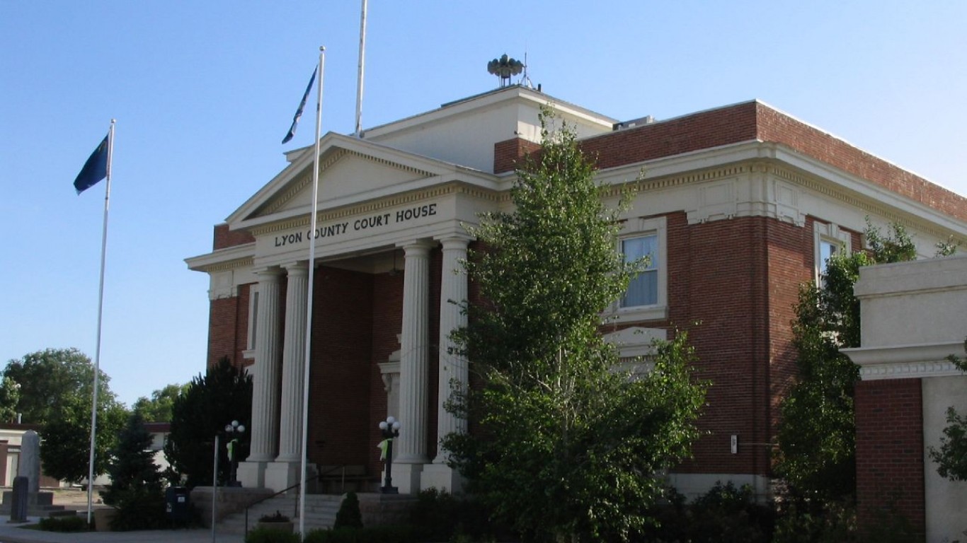 Lyon County Courthouse, Yering... by Ken Lund