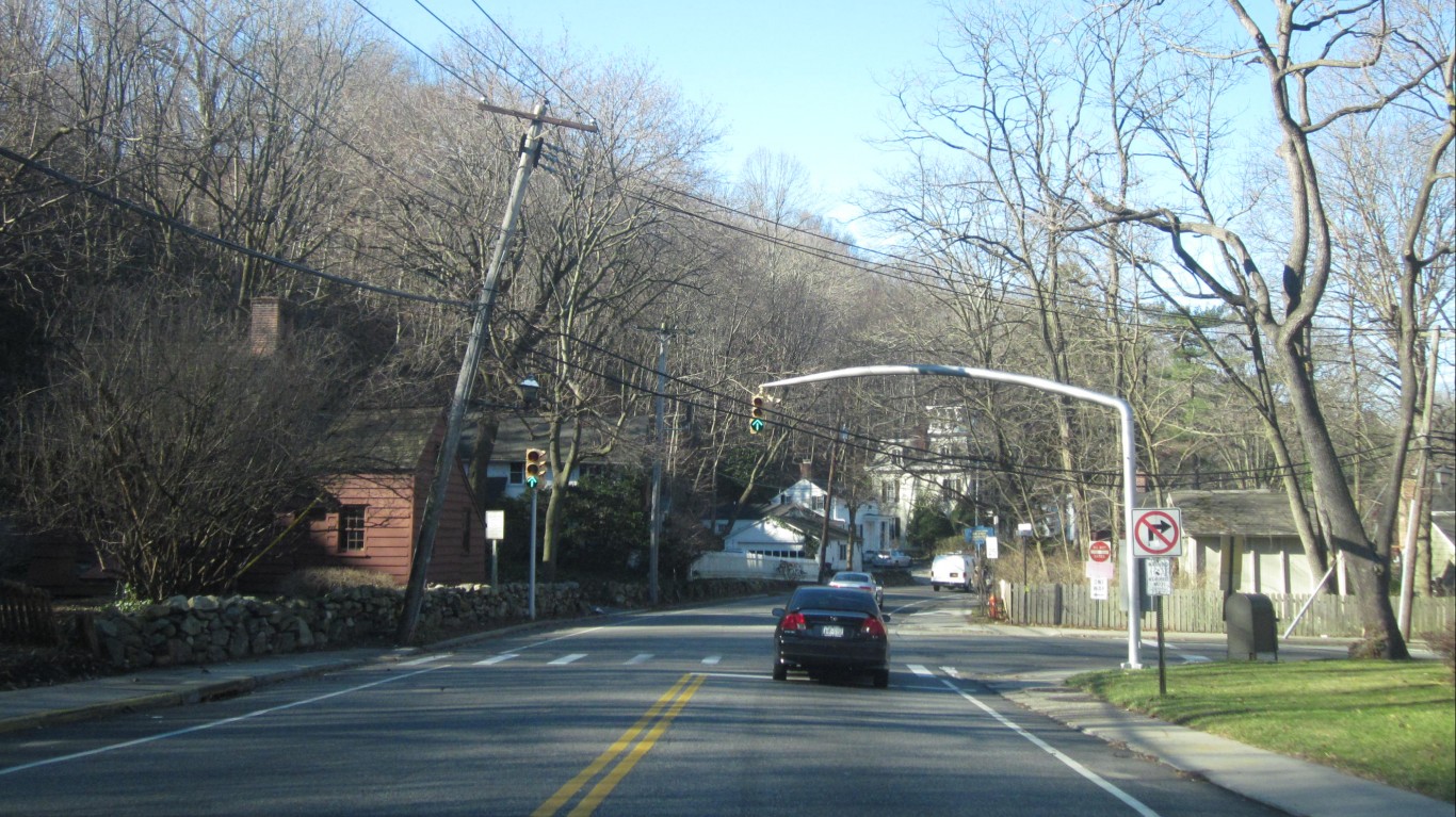 Roslyn Road - Long Island, New... by Doug Kerr