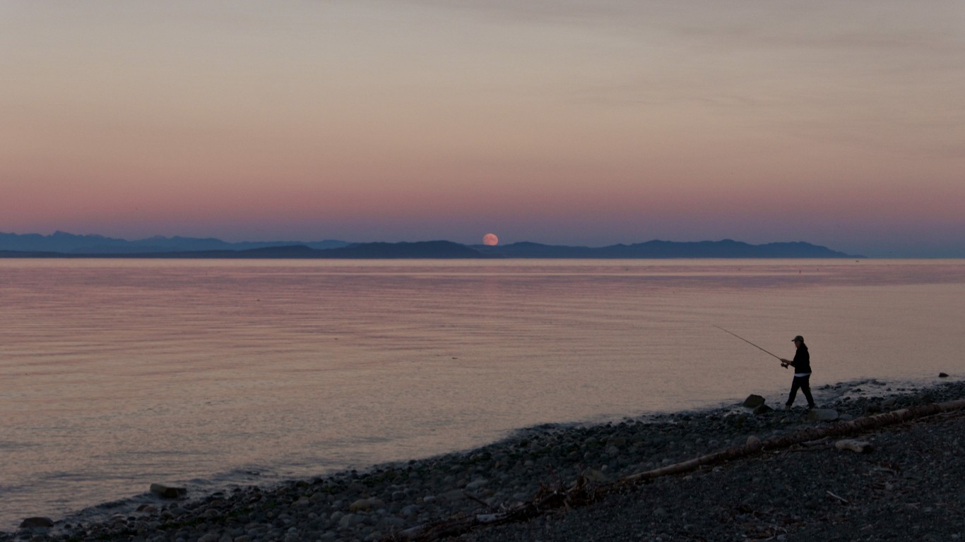 Fishing on the full moon | Pu00c3u00aa... by VinceTraveller