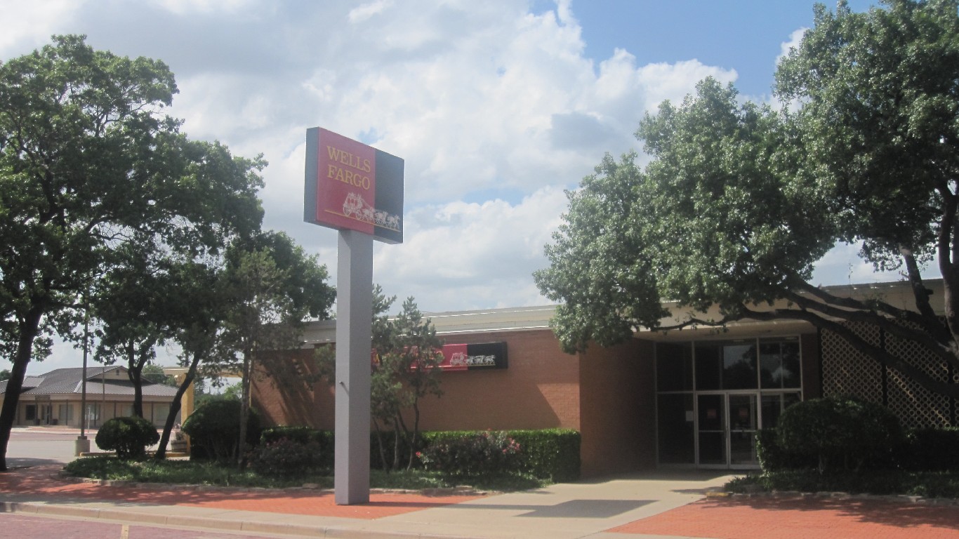 Wells Fargo Bank, Post, TX IMG 4640 by Billy Hathorn