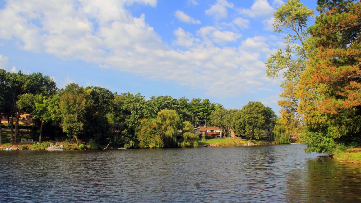 Lake in the Hills - Woods Creek Lake by Locallllll