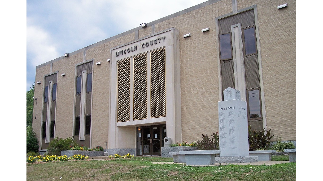 Lincoln County Courthouse West Virginia by Tim Kiser (w:User:Malepheasant)