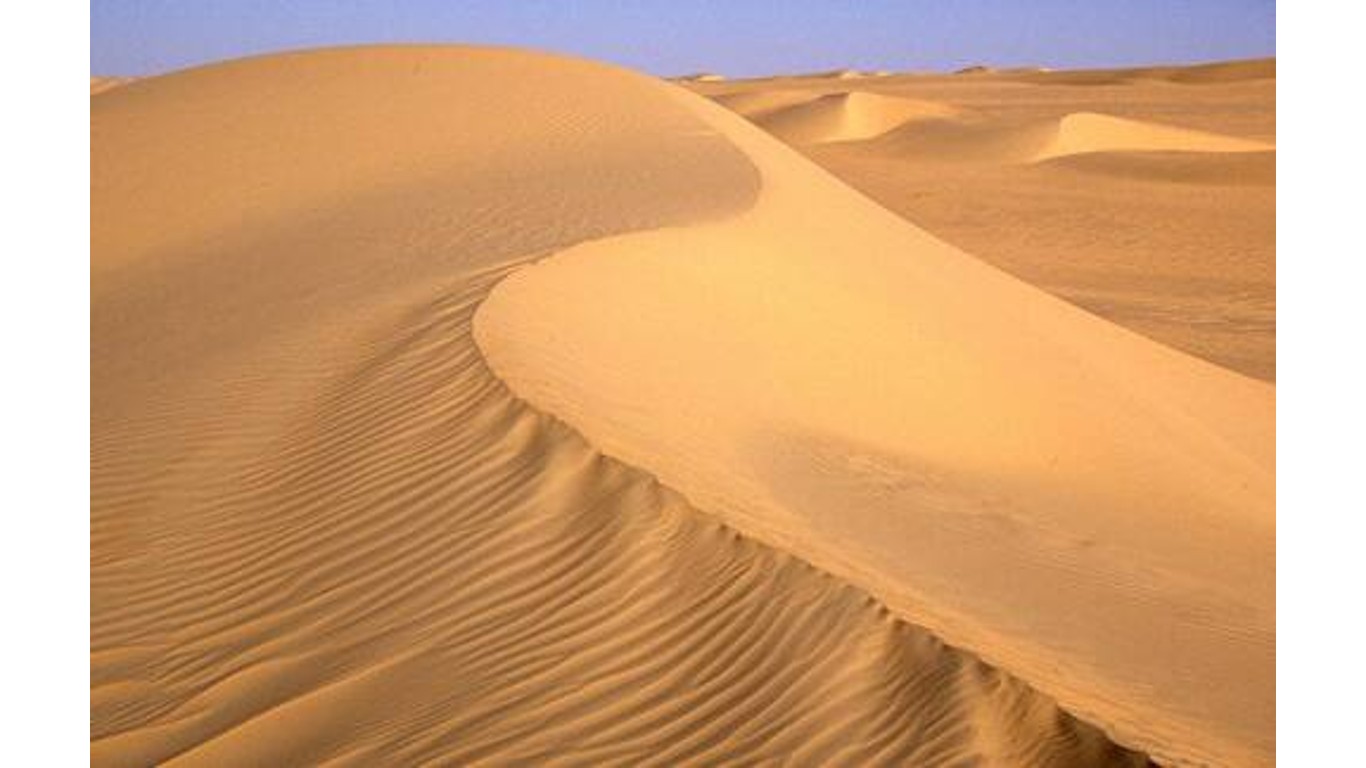 A dune sea (Erg) between Fachi and Bilma. by Holger Reineccius