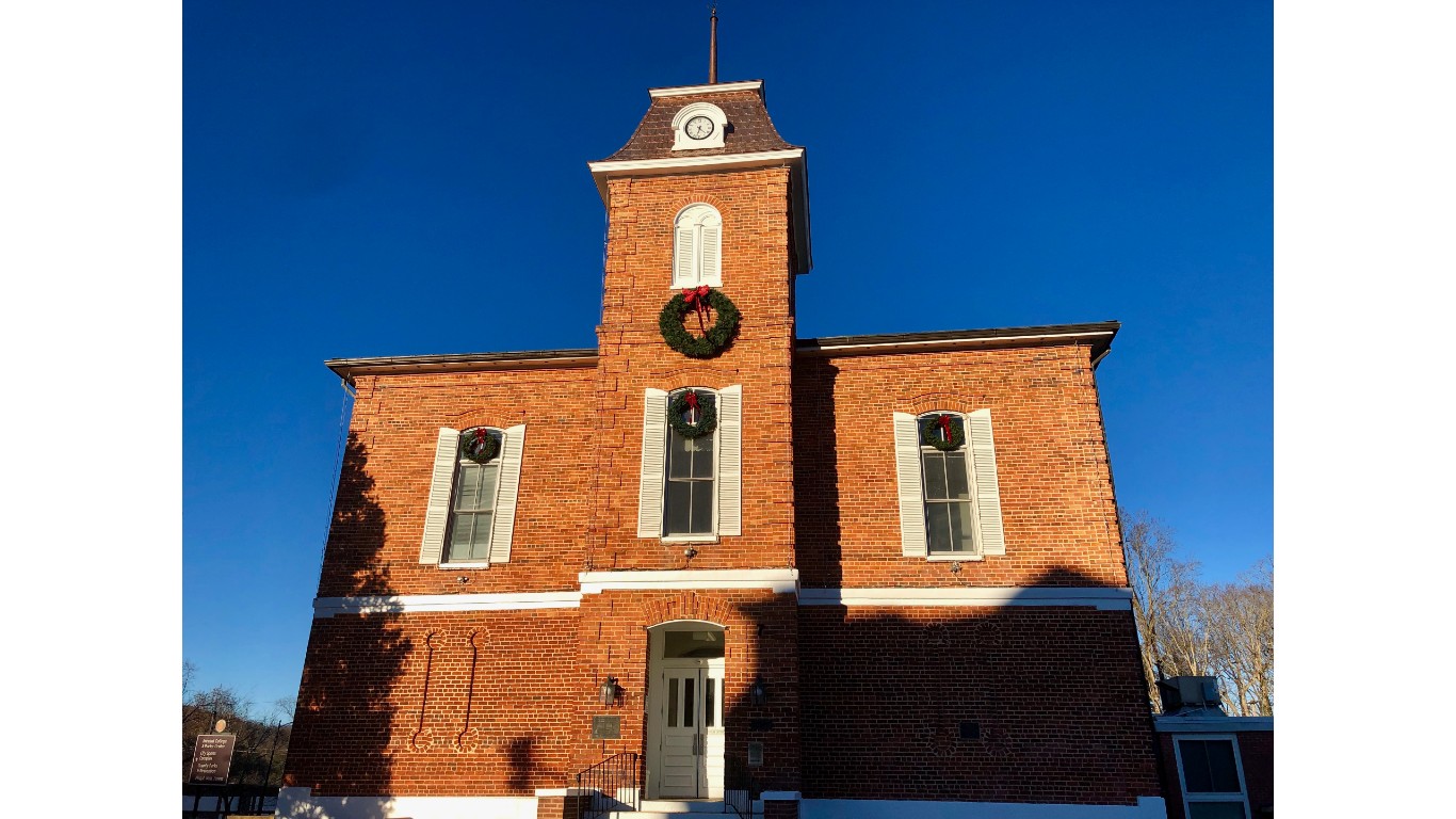 Transylvania County Courthouse, Brevard, NC (39704735393) by Warren LeMay