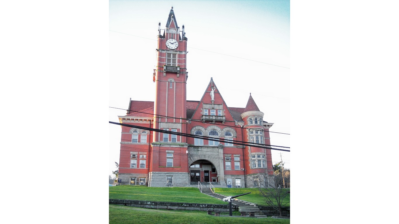 Doddridge County Courthouse by Malepheasant