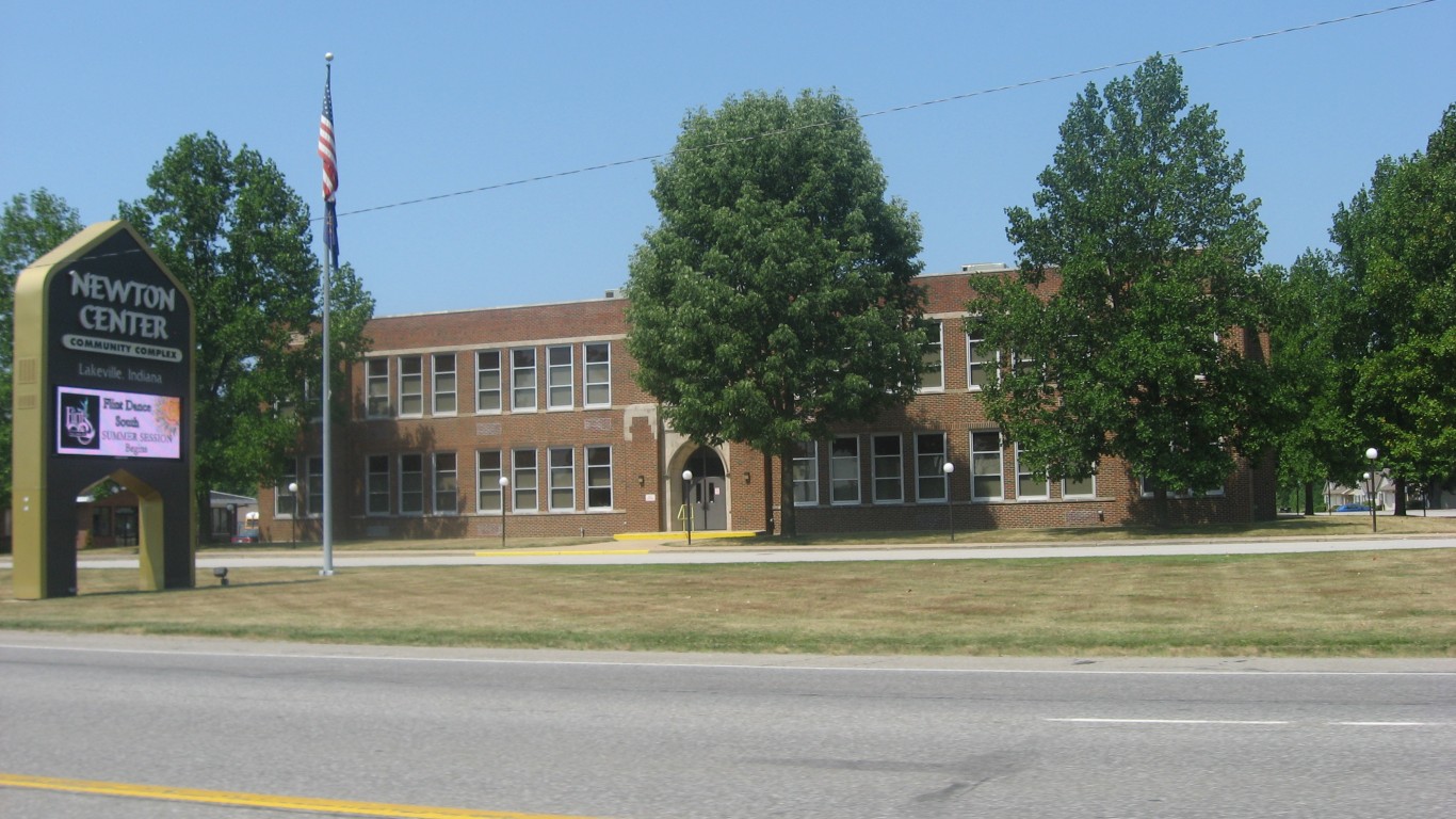 Former Lakeville High School by Nyttend