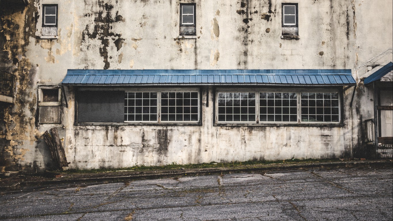 Abandoned Building - Forest Pa... by Lee Coursey