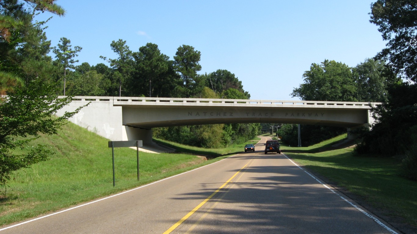 Natchez Trace Parkway, Clinton... by Ken Lund