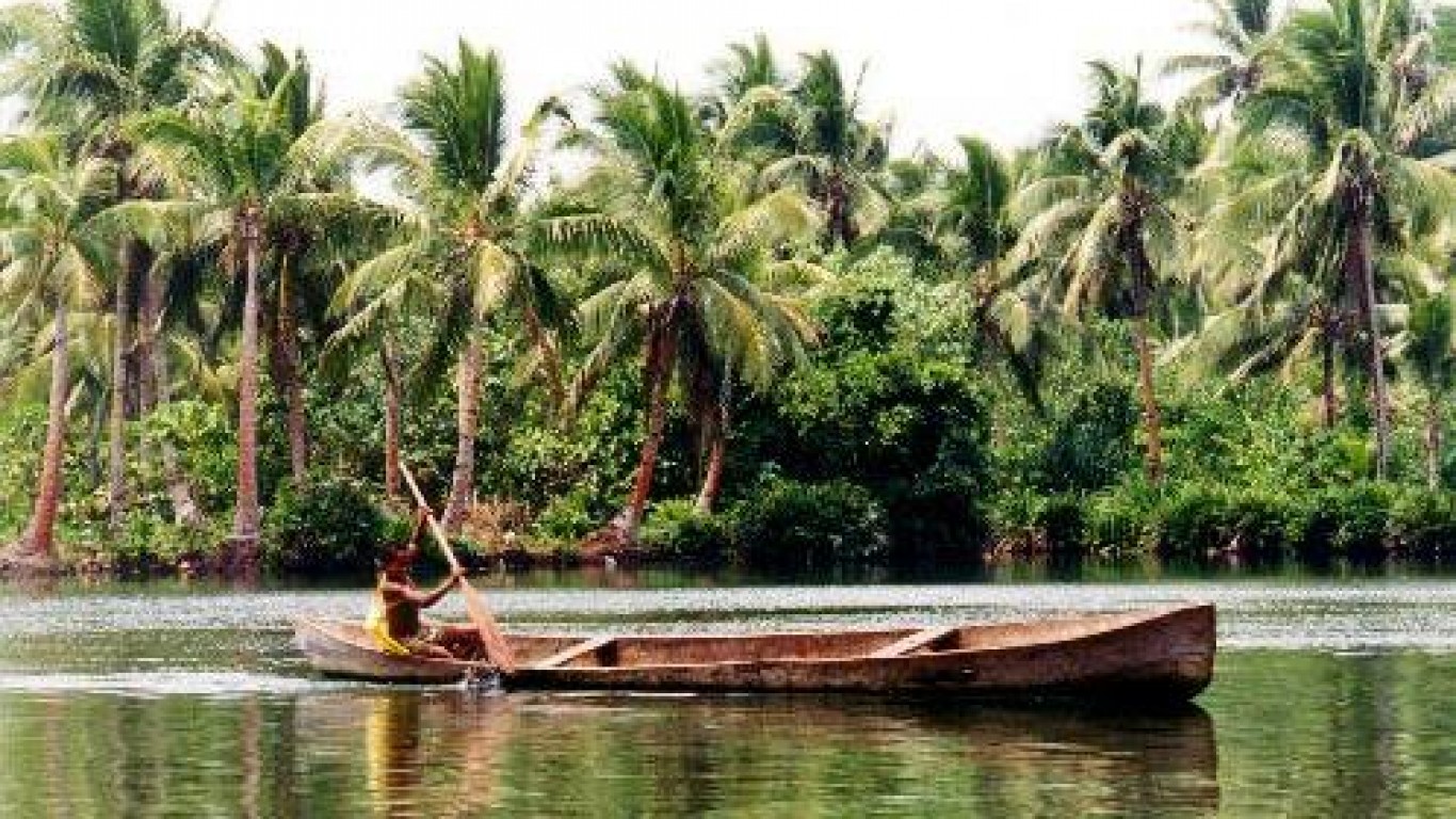 Dugout canoe Rennell by Tintazul