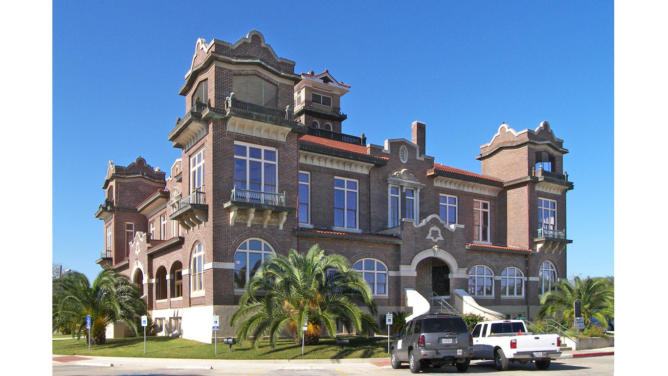 Atascosa county courthouse by Larry D. Moore