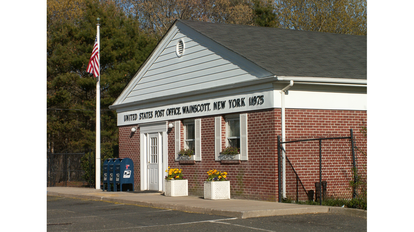 Wainscott-post-office by https://commons.wikimedia.org/wiki/User:Americasroof