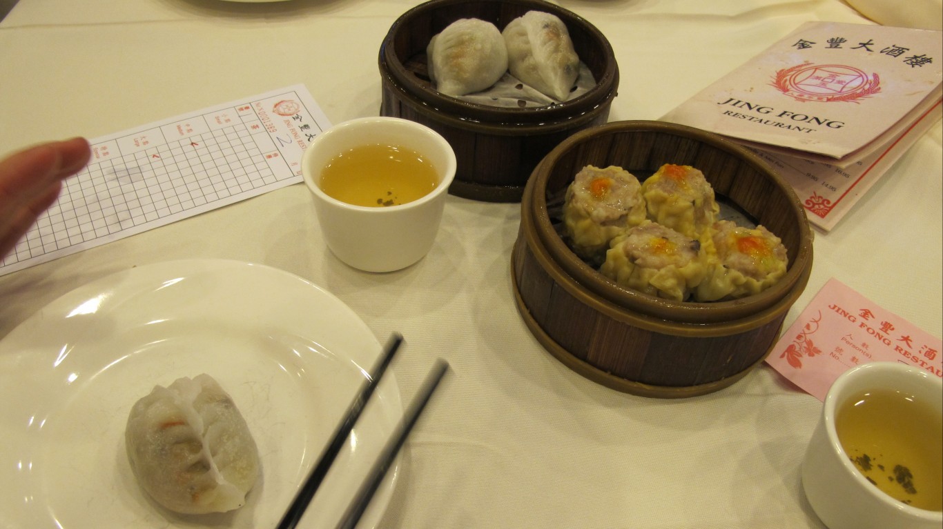 Eating dim sum at Jing Fong by Kars Alfrink