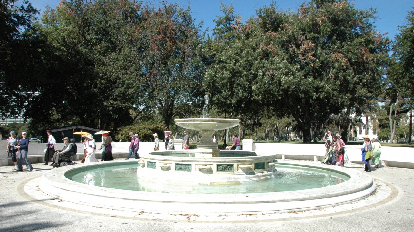 McElroy Fountain, Lakeside Par... by Jim Ratliff