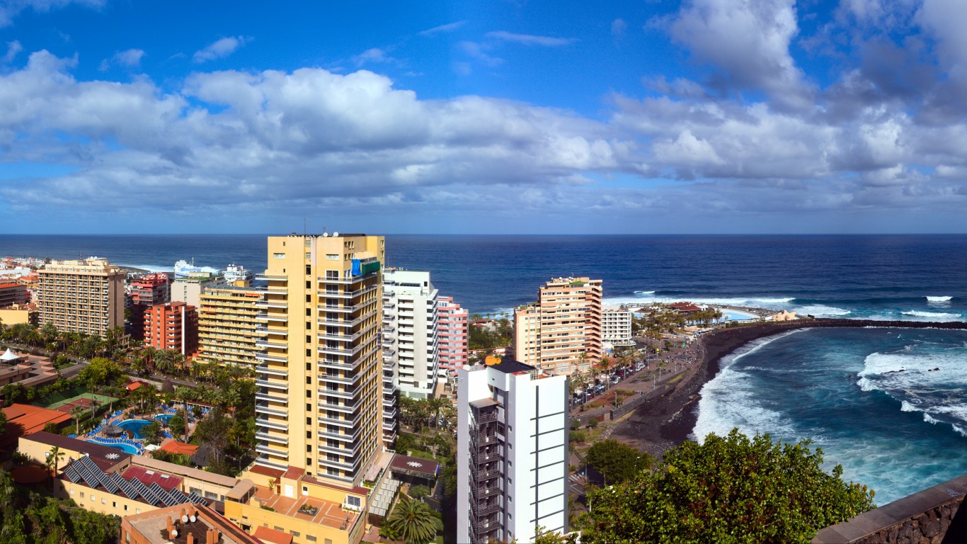 Puerto de la Cruz by Enrico Strocchi