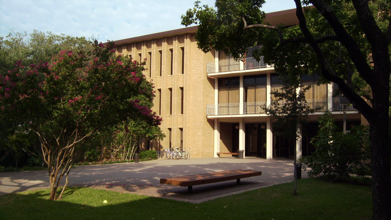 Braniff Graduate Center.jpg by https://commons.wikimedia.org/w/index.php?title=User:Wissembourg&amp;amp;action=edit&amp;amp;redlink=1