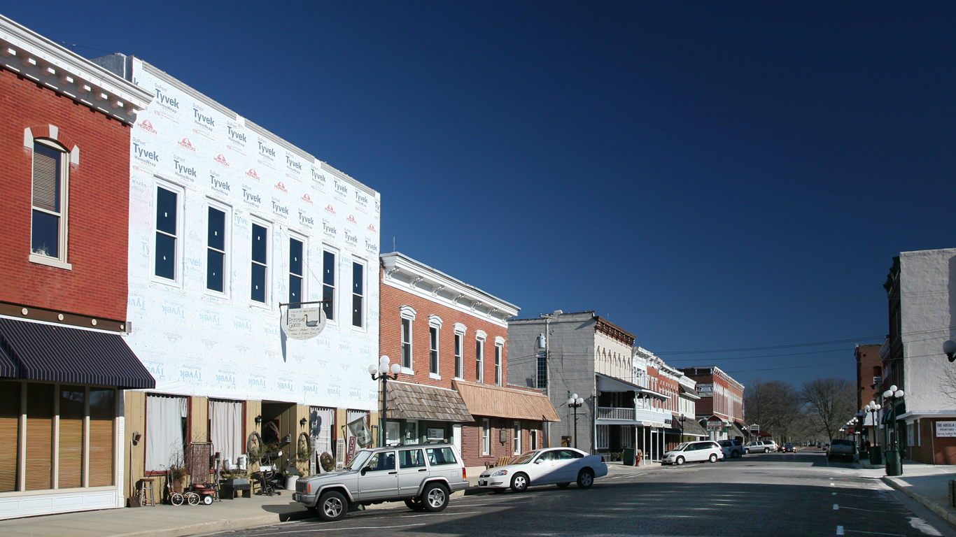 Arcola IL E Main St.jpg by Daniel Schwen