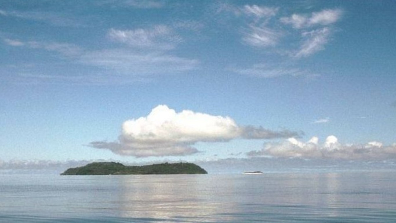 Run and Nailaka (Banda Islands) by Hans Peter Grumpe