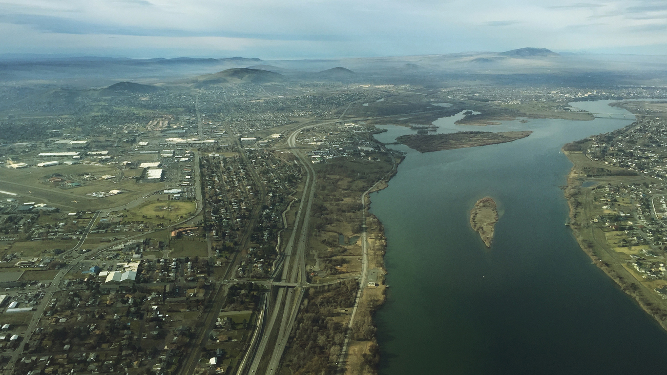 Kennewick-ColumbiaRiverAerial (31695765421) by formulanone 