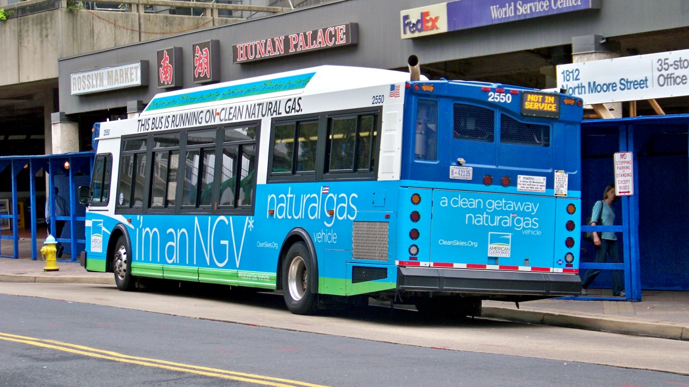 Metrobus 2550 at Rosslyn by Ben Schumin