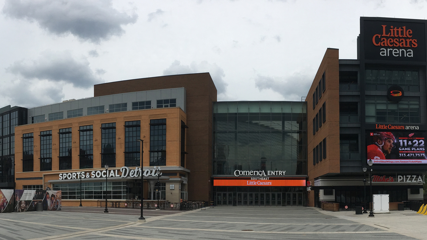 https://en.wikipedia.org/wiki/Little_Caesars_Arena#/media/File:Little_Caesars_Arena_panorama.jpg by Adam Bishop