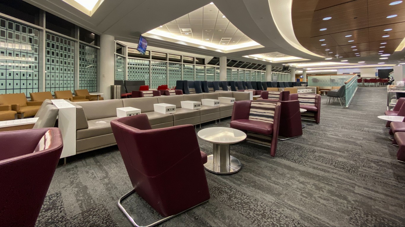 Delta Sky Club Lounge at Minne... by Tony Webster