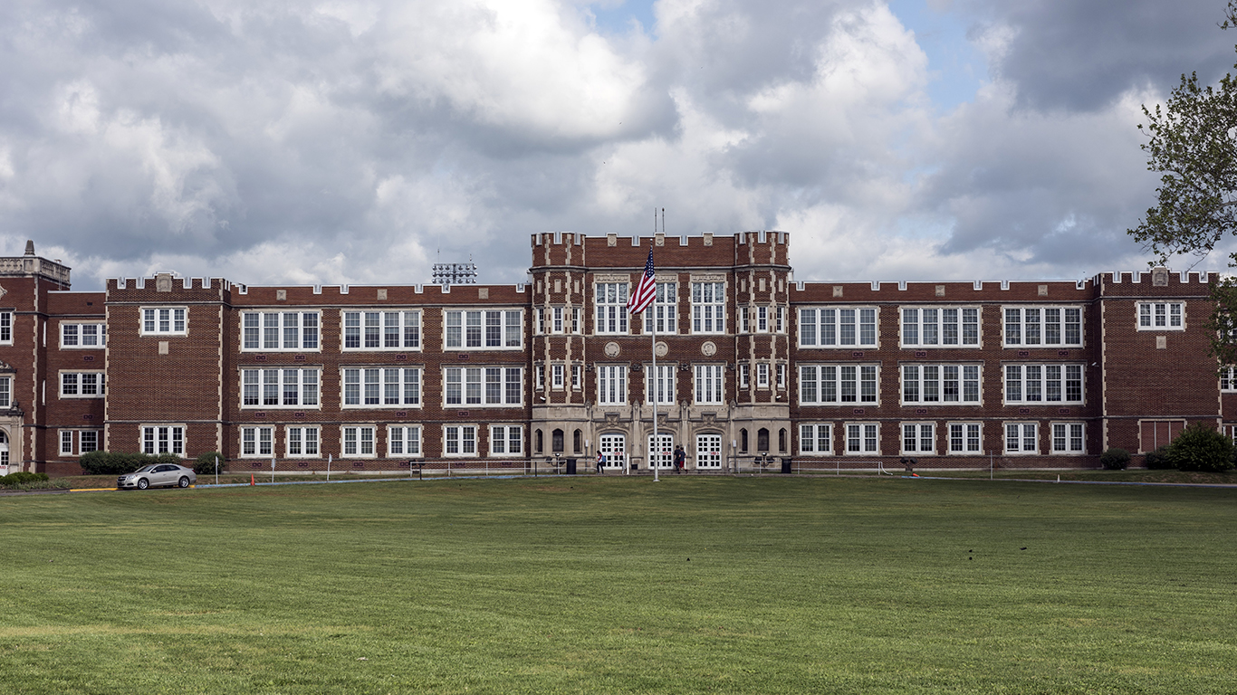 Parkersburg High School, designed by Frank L. Packard and built from 1915-17 in Parkersburg, West Virginia by Fu00e6