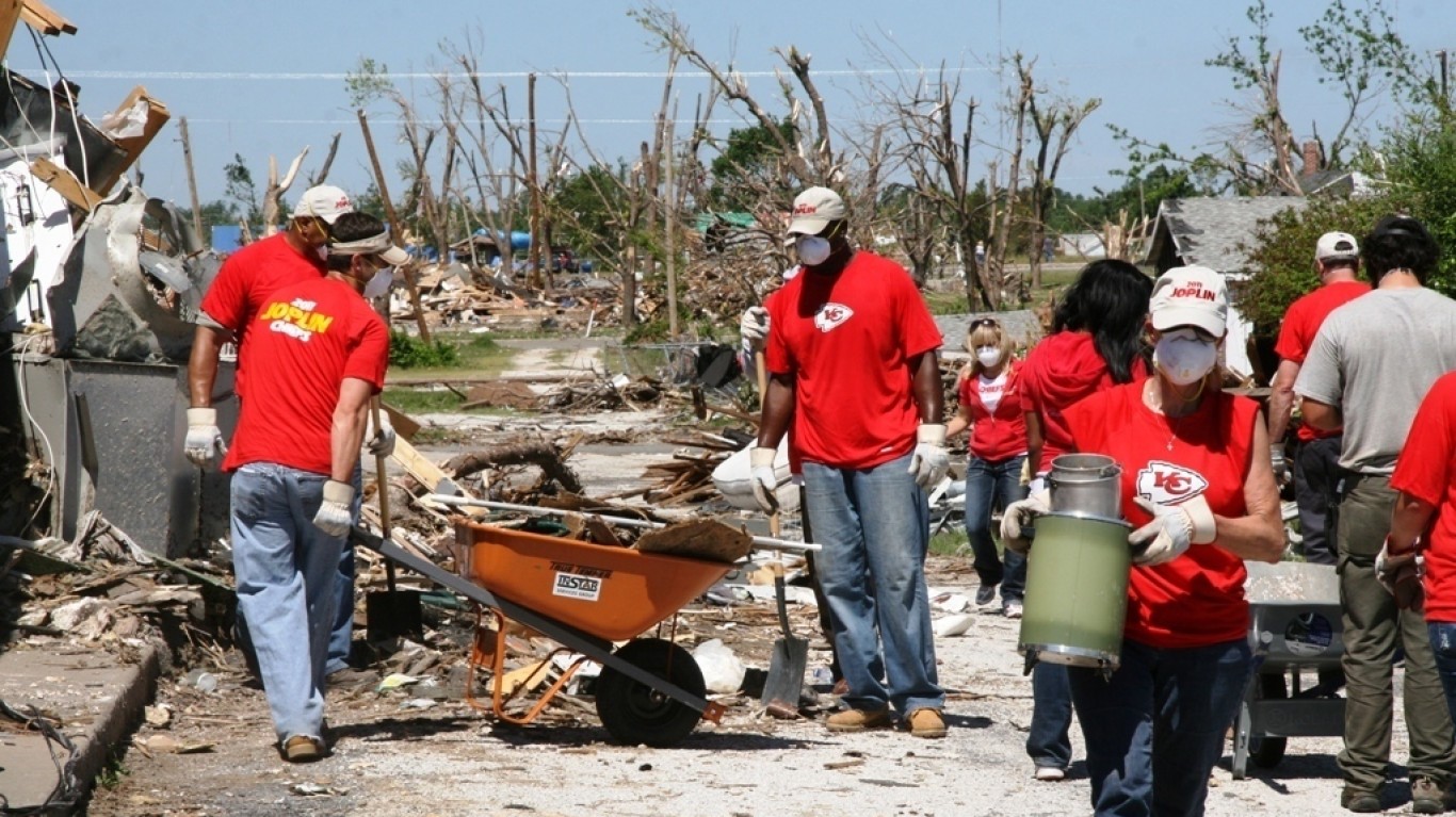 Kansas City Chiefs help with J... by Kansas City District U.S. Army Corps of Engineers