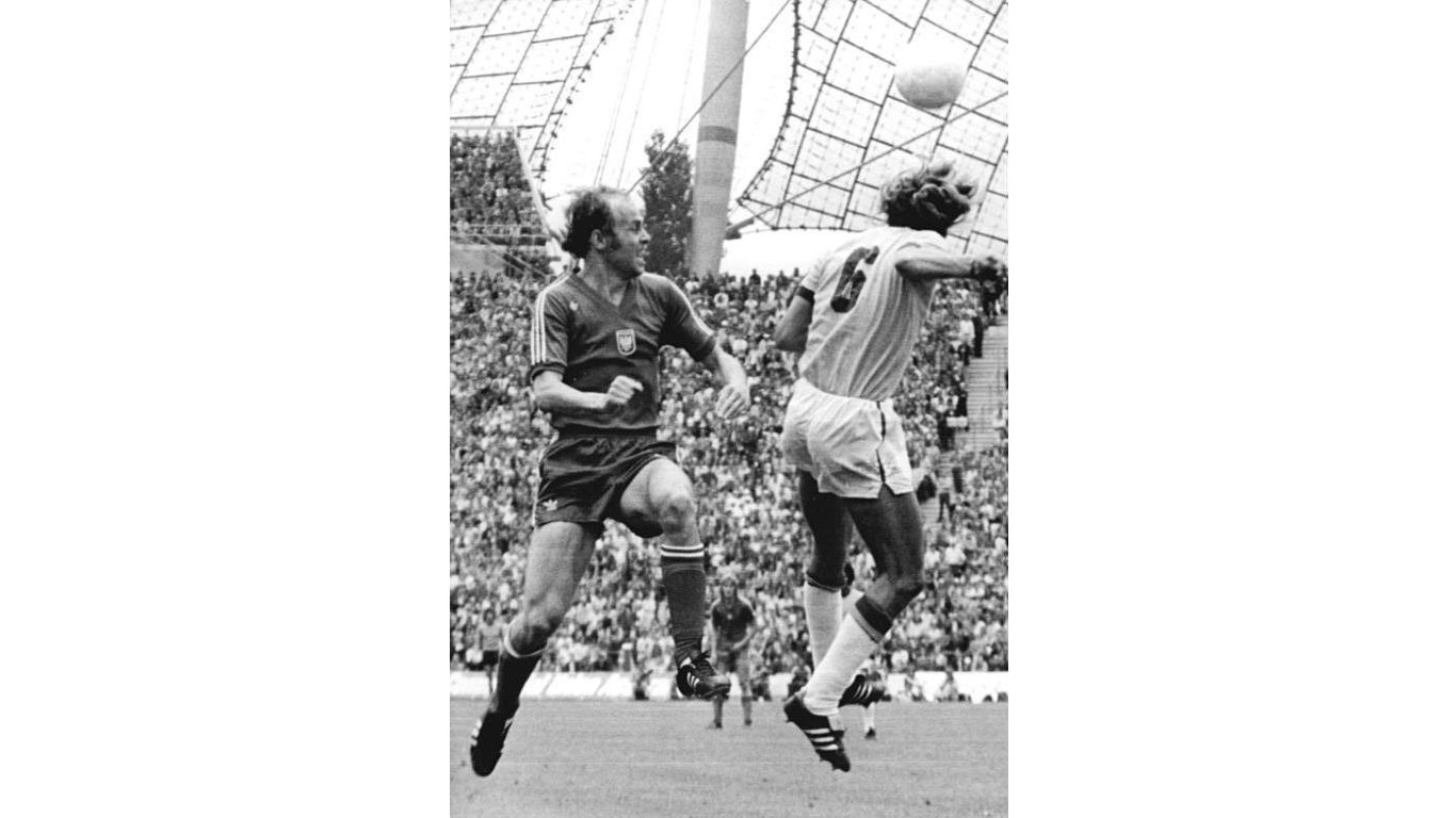 Bundesarchiv Bild 183-N0706-0040, Fuu00dfball-WM, VR Polen - Brasilien 1-0 by Bundesarchiv