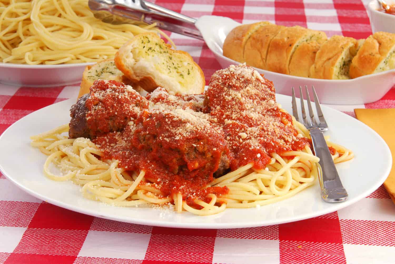 A plate of spaghetti and meat balls with garlic toast