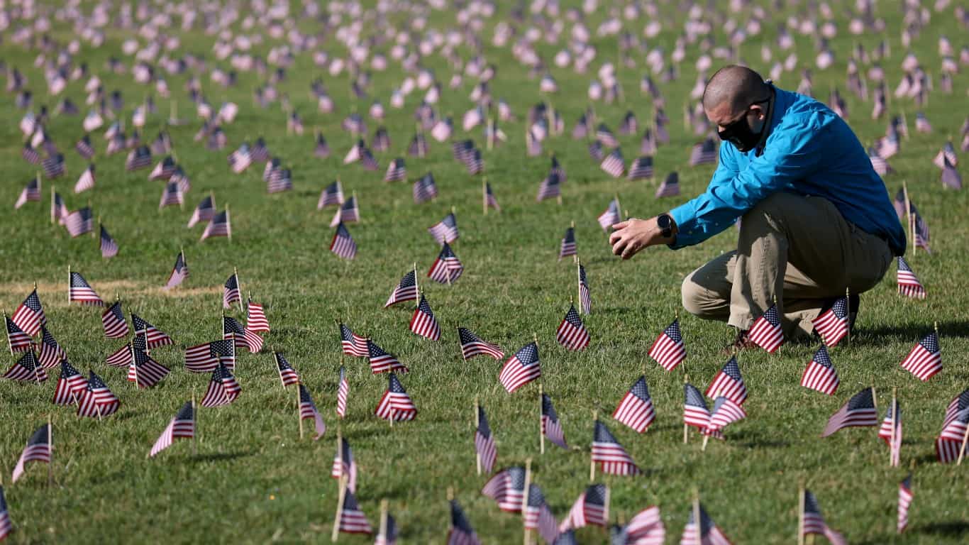 COVID-19 outbreak | 200,000 American Flags Installed On National Mall To Memorialize 200,000 COVID-19 Deaths