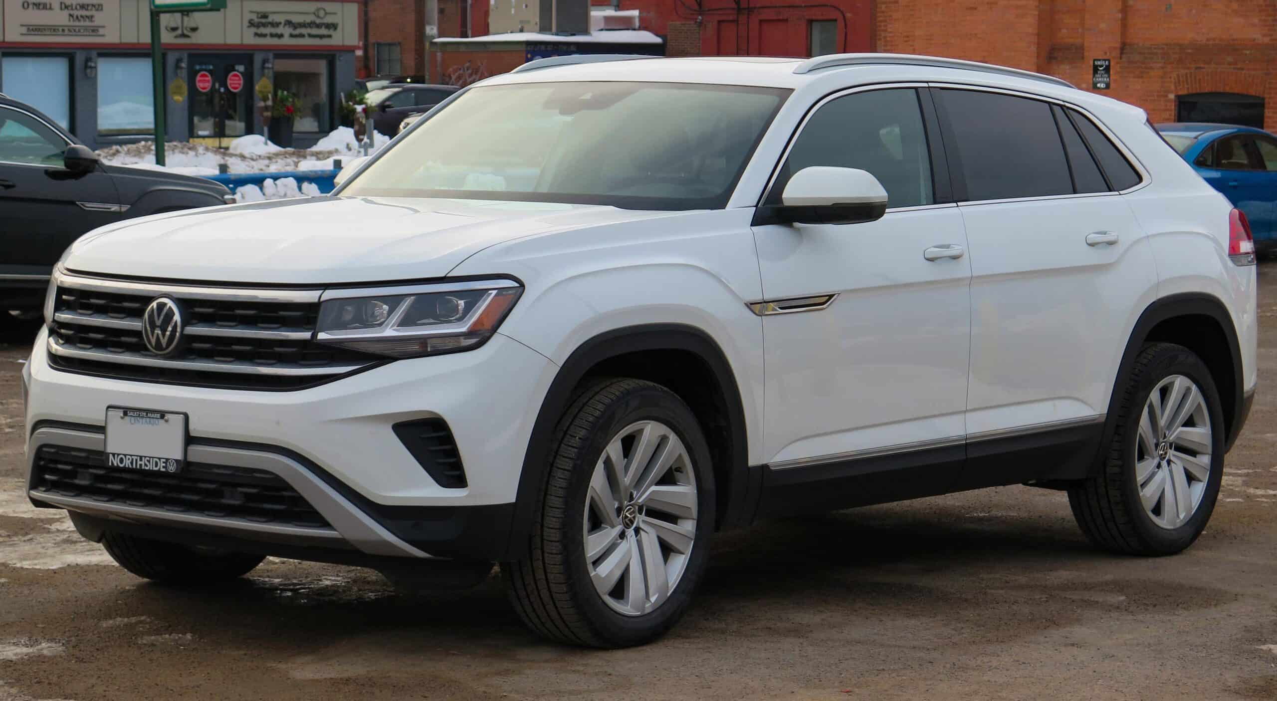 Volkswagen+Atlas+Cross+Sport | 2022 Volkswagen Atlas Cross Sport Trendline in Pure White, Front Left, 01-16-2023