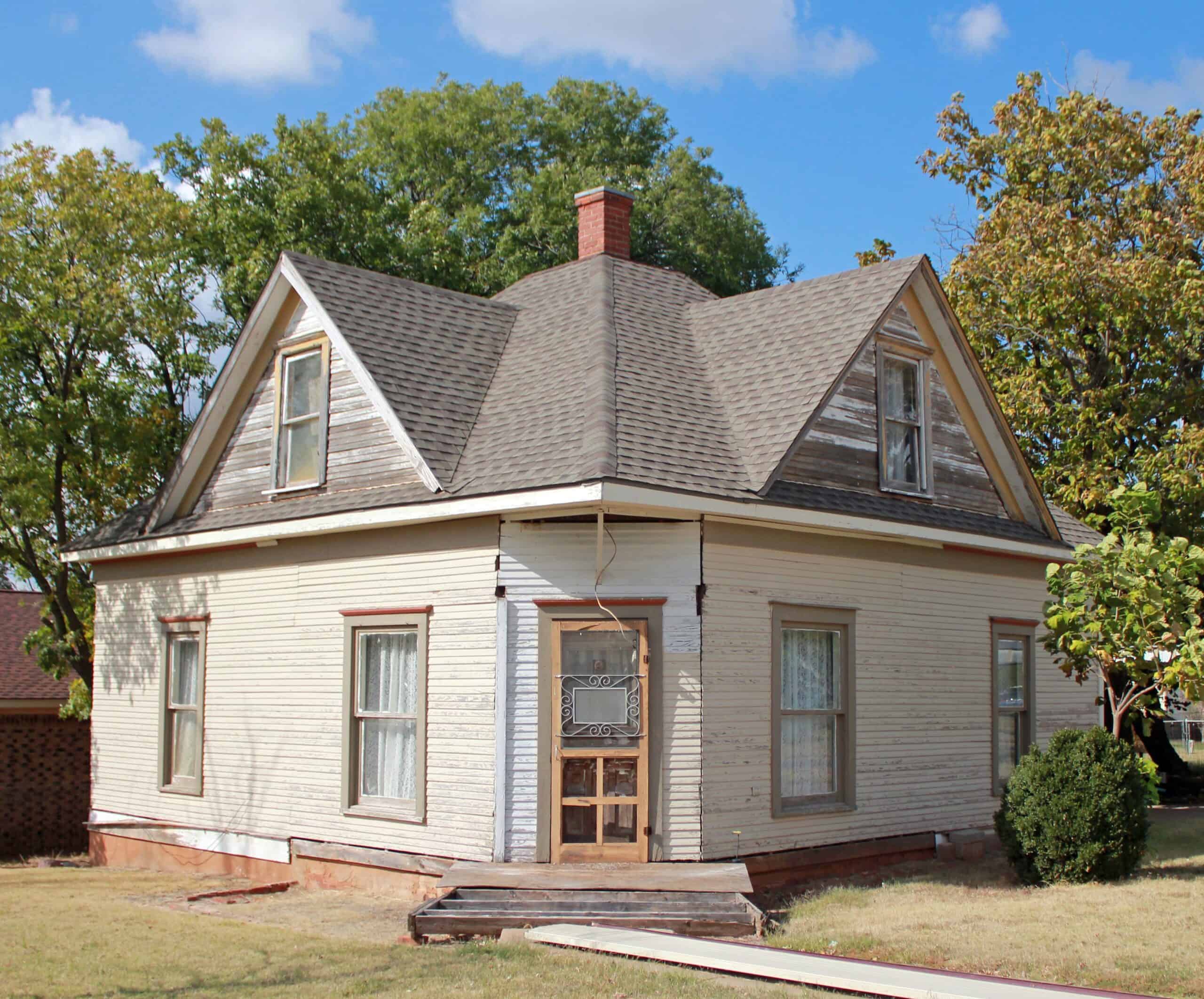 Crawford House (Clinton, Oklah... by Jeffrey Beall
