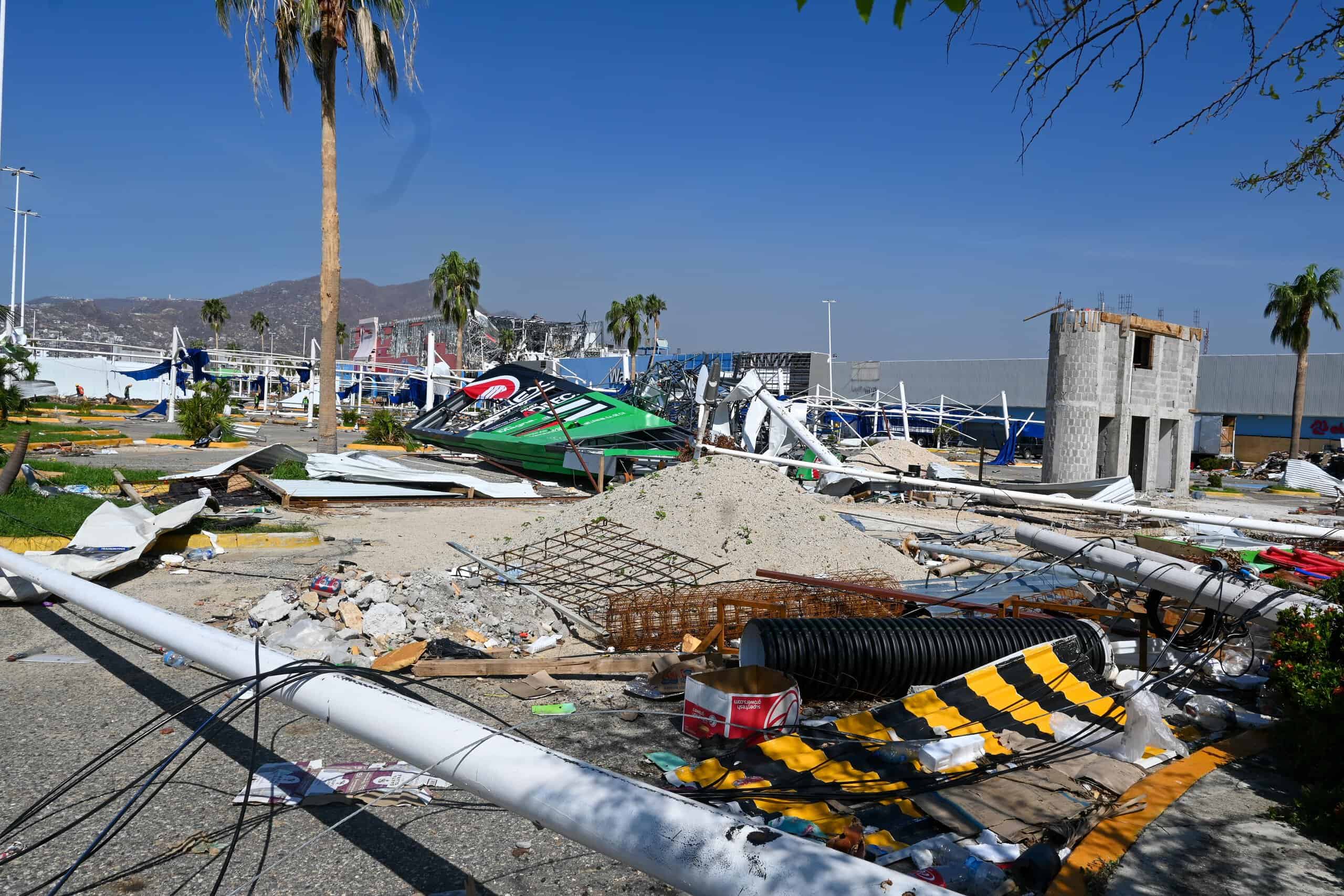 Impacto del huracu00e1n Otis en Mu00e9xico - Boulevard de las Naciones - 2 by ProtoplasmaKid