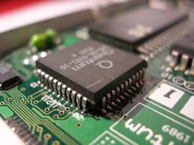 Quantum Computing (QUBT) Crashes Amid Doubts About Technology’s Viability