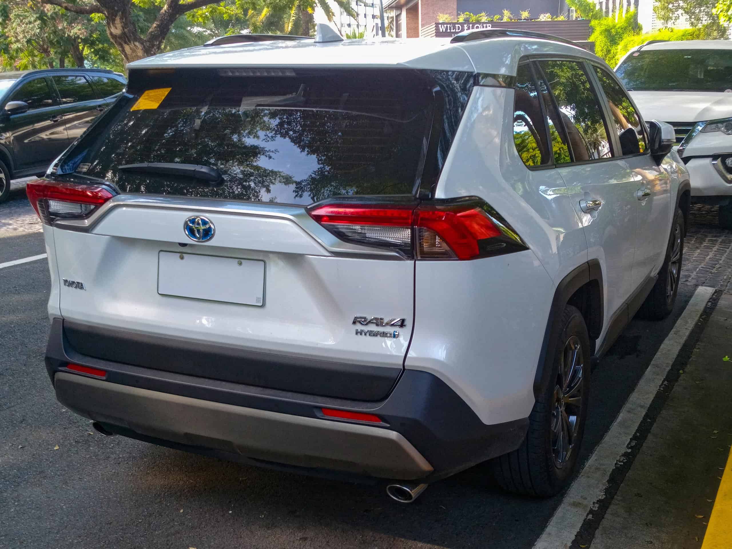 2024 Toyota RAV4 2.5 LTD HEV in White Pearl Crystal Shine, rear right, 06-09-2024 by Ethan Llamas