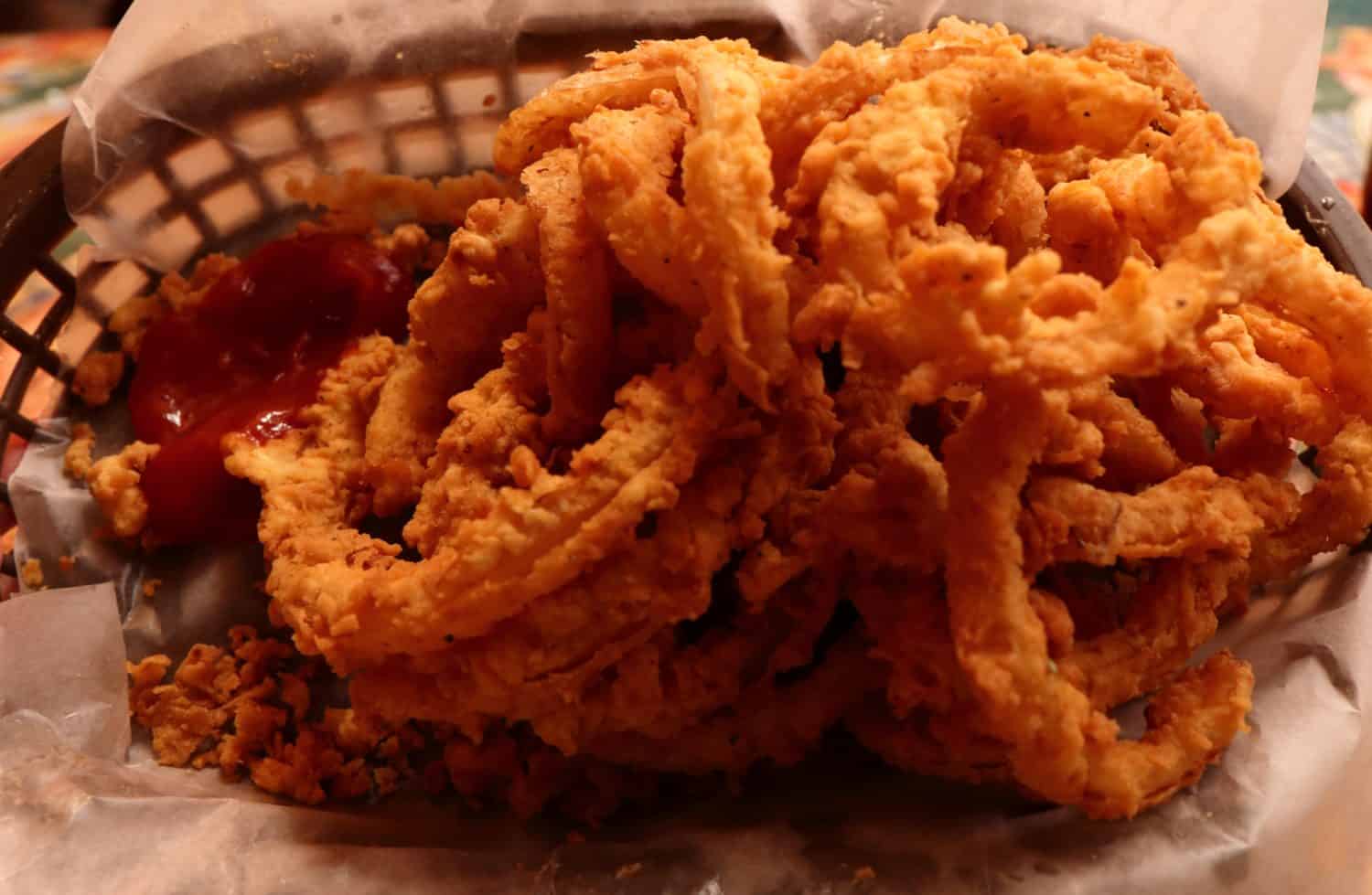 BASKET OF FRIED ONION RINGS