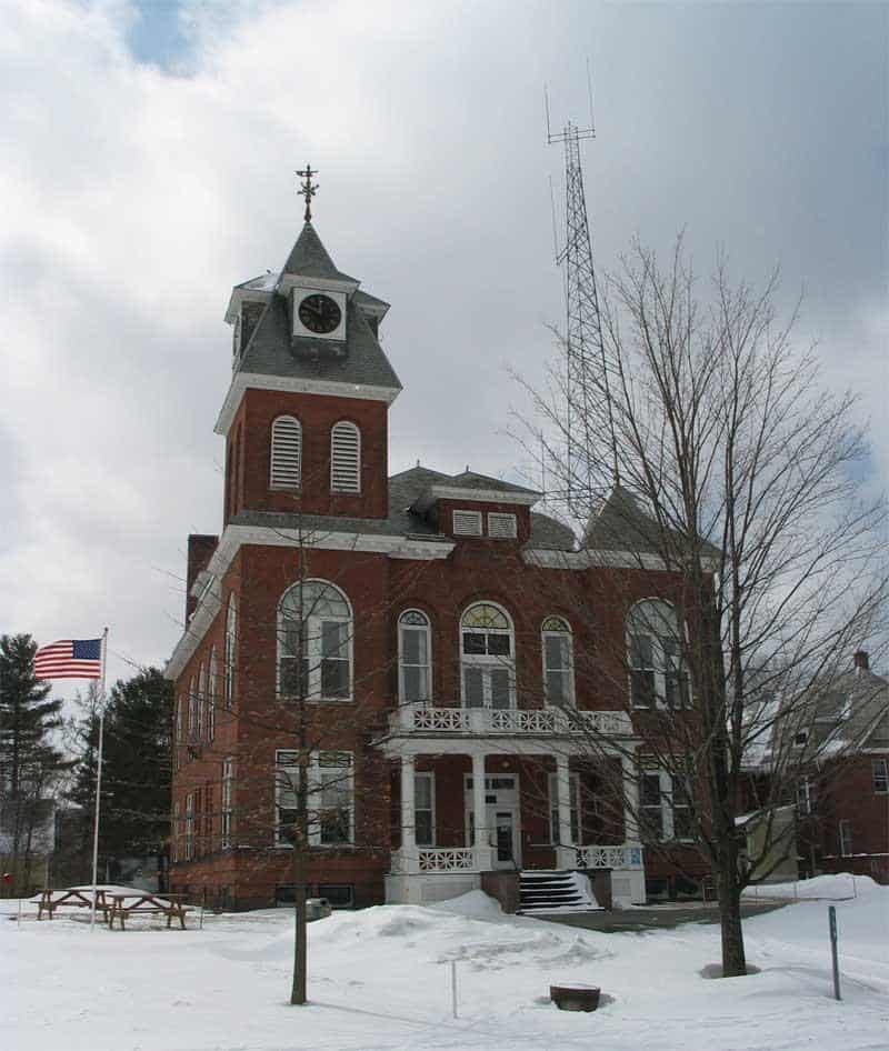 File:Hyde park courthouse 20040313.jpg by Redjar at English Wikipedia